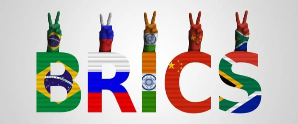 Descubra como os rumores sobre uma nova moeda do BRICS lastreada em ouro impactam o domínio global do dólar americano.