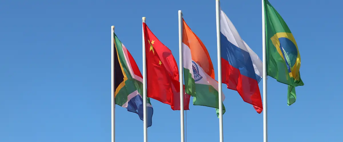 Uma ameaça potencial ao dólar americano. A aliança, formada por Brasil, Rússia, Índia, China e África do Sul, visa aumentar o comércio direto.