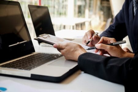 Lavagem de dinheiro: prática gera prejuízo de cerca de R$ 200 bi por ano ao Brasil Lavagem de dinheiro: prática gera prejuízo de cerca de R$ 200 bi por ano ao Brasil