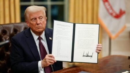 Crescimento das Políticas Anti-Imigração nos EUA e Europa: Um Debate Global Crescimento das Políticas Anti-Imigração nos EUA e Europa: Um Debate Global