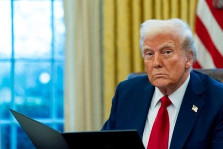 Guerra tarifária e pausa de Trump impulsionam bolsa americana: como brasileiros podem aproveitar o momento para investir nos EUA Guerra tarifária e pausa de Trump impulsionam bolsa americana: como brasileiros podem aproveitar o momento para investir nos EUA