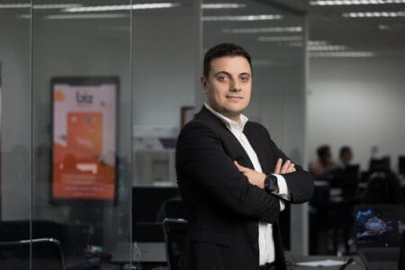 Solução inédita permite antecipar até 30% do salário dos colaboradores para compras no cartão, sem juros ou anuidade