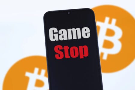 Gamestop Compra 4.710 Bitcoins e Faz Ações Dispararem: Estratégia de Pivot para Ativos Digitais Ganha Força