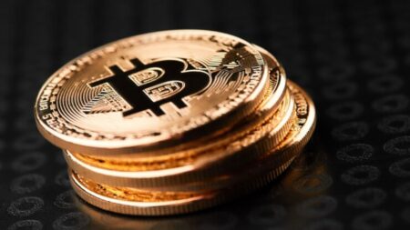 Bitcoin se aproxima do topo histórico após acordos comerciais e otimismo global