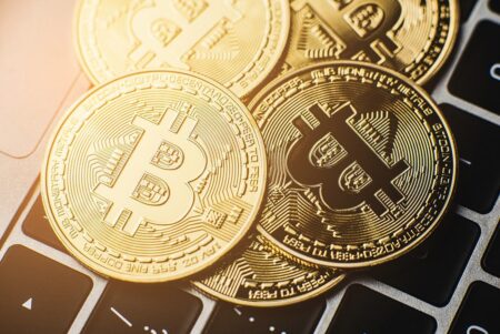 Bitcoin domina o mercado em abril impulsionado por liquidez global e ETFs