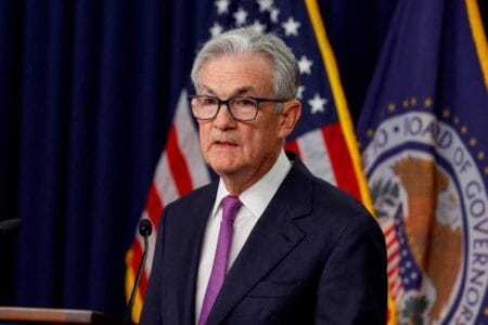 Disparada de ações, títulos e criptomoedas, após Powell sinalizar abertura para cortes de juros