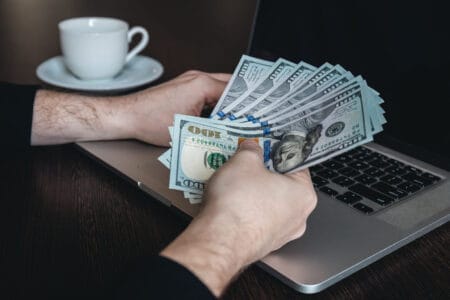 Especialista explica como incluir ativos em dólar no portfólio sem sair do Brasil