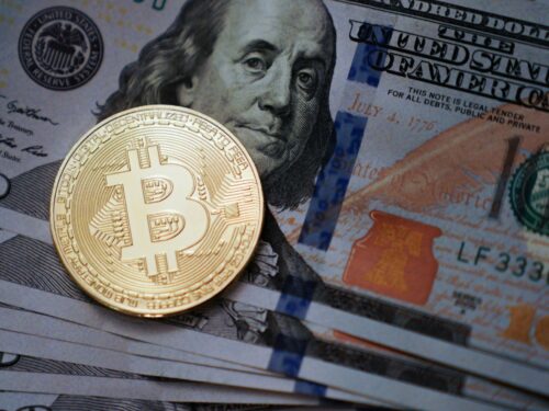 Bilionário alerta para fraqueza do dólar e aponta criptomoedas como alternativa real