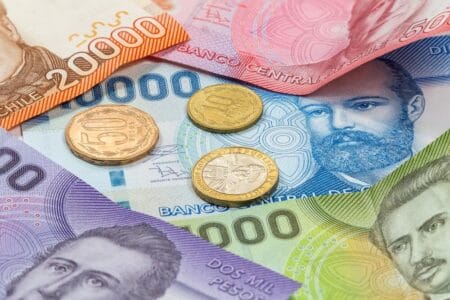 Peso chileno mantém destaque e ocupa quinta posição no ranking de moedas da Travelex Confidence
