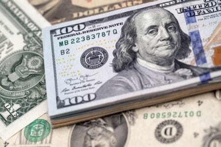 Dólar recua para R$ 5,27, menor nível de 2025, com cenário externo favorável e confiança doméstica em alta