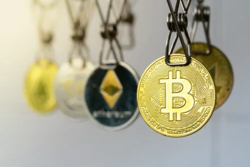 Lavagem de dinheiro com criptomoedas ultrapassa US$ 82 bilhões em 2025 e redes chinesas dominam com 20% do total