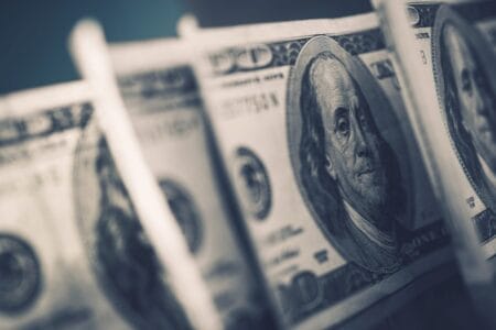 BE.SMART: Dólar recua e tem menor nível desde maio de 2024