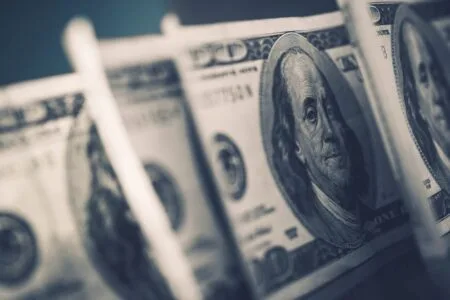BE.SMART: Dólar recua e tem menor nível desde maio de 2024