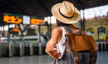 Brasileiros com viagem marcada recorrem a stablecoins para comprar euro e dólar