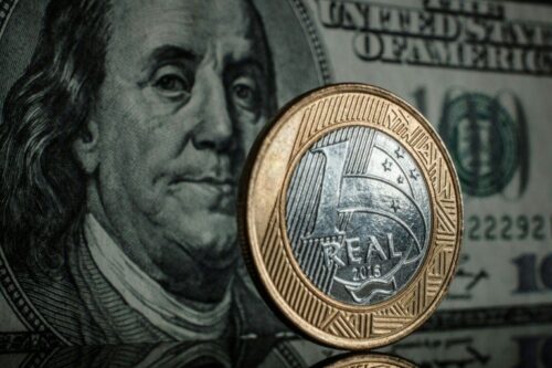 O Real frente ao Dólar em um mundo de incertezas geopolíticas: Tarifas Comerciais e Turbulência Eleitoral O Real frente ao Dólar em um mundo de incertezas geopolíticas