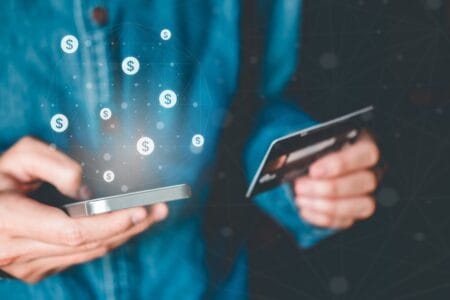 Mais da metade dos brasileiros já utiliza fintechs e bancos digitais, segundo a TransUnion