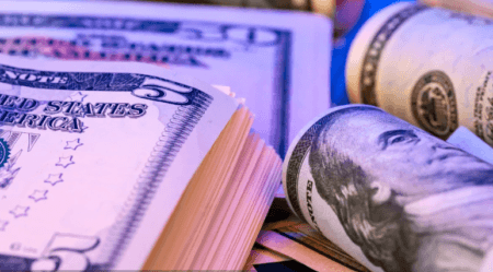 Tensão no Oriente Médio eleva prêmio de risco e fortalece o dólar