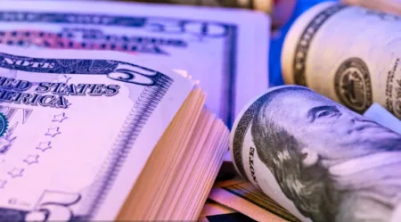 Tensão no Oriente Médio eleva prêmio de risco e fortalece o dólar