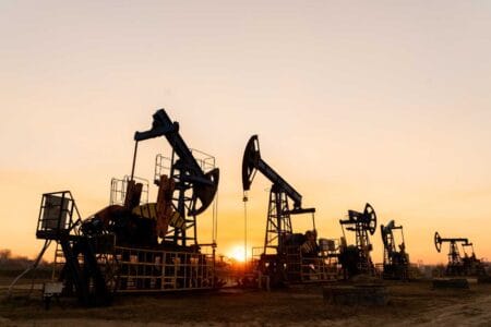 Impactos econômicos do conflito no oriente médio: Petróleo no centro do risco global pressiona bolsa, dólar e inflação