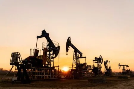 Impactos econômicos do conflito no oriente médio: Petróleo no centro do risco global pressiona bolsa, dólar e inflação
