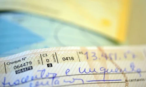 Uso de cheque por brasileiros cai 18%