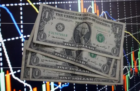 BE.SMART: Dólar fecha abaixo de R$ 5 pela primeira vez em dois anos