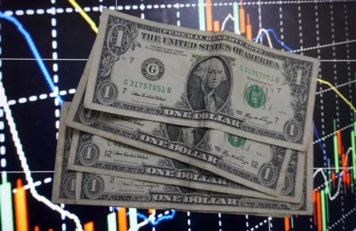 BE.SMART: Dólar fecha abaixo de R$ 5 pela primeira vez em dois anos BE.SMART: Dólar fecha abaixo de R$ 5 pela primeira vez em dois anos