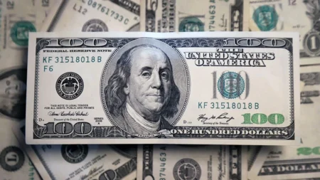 Cresce número de brasileiros que ganham em dólar e impulsionam novas fintechs de pagamentos internacionais.