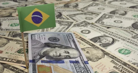 Cresce número de brasileiros que ganham em dólar e impulsionam novas fintechs de pagamentos internacionais