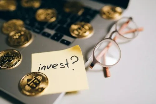 Investidores de cripto migram do day trade para estratégias de longo prazo