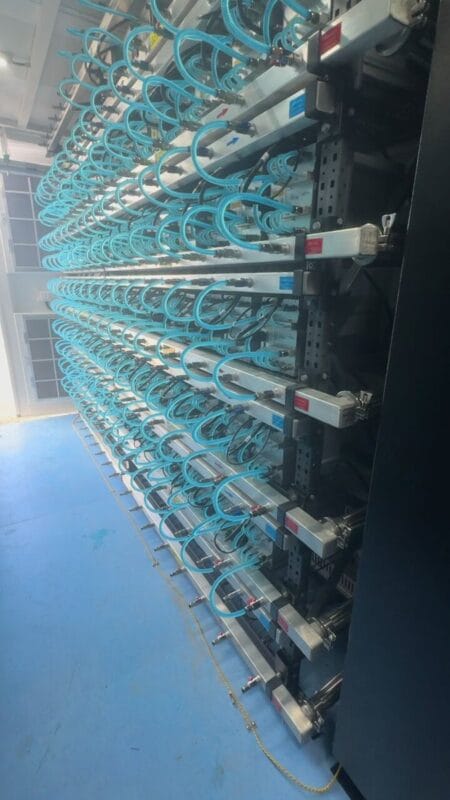 Governança Bitcoin: quando o hardware cala o debate e decide o futuro da rede