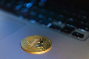 Comprar Bitcoin P2P exige atenção à custódia e revela o risco na identificação